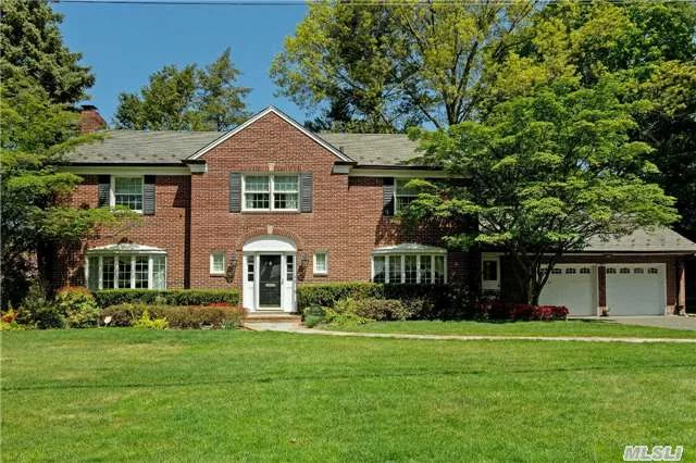 Located In One Of Munsey Park&rsquo;s Most Desirable Block. This Gracious Chc Boasts 9 Beautifully Appointed Rooms W/New Kitchen, Baths, Slate Roof. Finished Ll + More. Gorgeous Private Property, Professionally Landscaped. Close To Schools, Copley Pond & Shops.