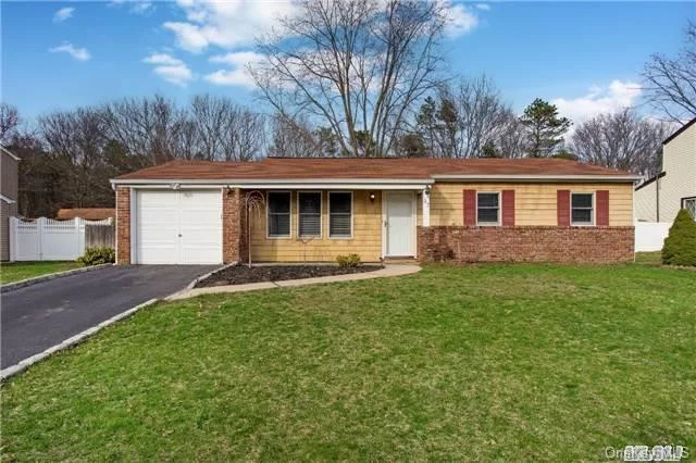 Move Right In To This Great Home Located In New England Village. Many Updates Include Eik W/Cathedral Ceiling//New Ceramic Floor/Ss Appliances. Anderson Windows Thru Out, Upgraded Electric, New Flooring Thru Out. Private Yard W/Large Patio. Home Backs A Greenbelt. Buyer To Verify All Info.