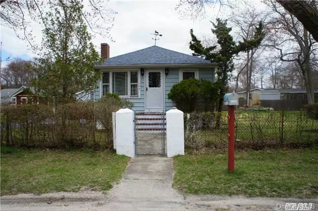 Great First Time Buyer Home, Retiree Home, Great For Investors Too, Needs Tlc. Located On Large Property Of 220 X 100, This 3 Bedroom, 1 Bath Home W/Fireplace And Detached Garage & Shed, Offers Huge Potential. Home Has A Lot Of Charm And Character, Low, Low Taxes. Come Make This Your Home!