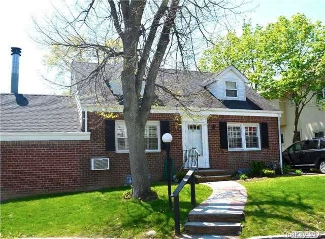 Charming, Sunny 4 Bedroom Cape, Walk To Town, Shopping, Worship And Transportation. Ideal House!