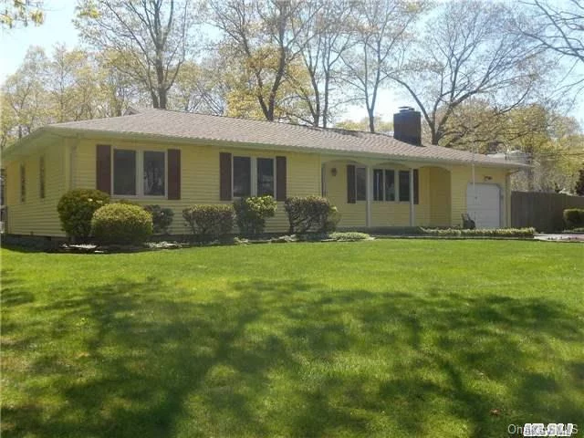 Welcome Home... All Done & Ready To Go! Clean And Neat 3Br Ranch In The Heart Of Ronkonkoma! Hardwood Floors Though-Out, Beautiful Eat In Kitchen, Large Room Sizes! Large Living Room, Den & Dining Room! Part Finished Full Sized Basement, 1 Car Garage. Central Air, 200Amp. And Brand New Roof! Close To Lie, Lirr And Shopping In Connetquot School District!