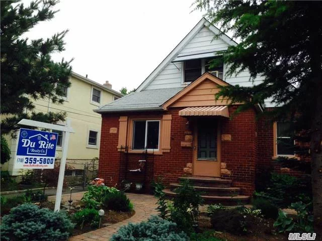 Beautiful Detached All Brick Cape Cod. Close To Shopping, House Of Worship & Lirr - City Bus