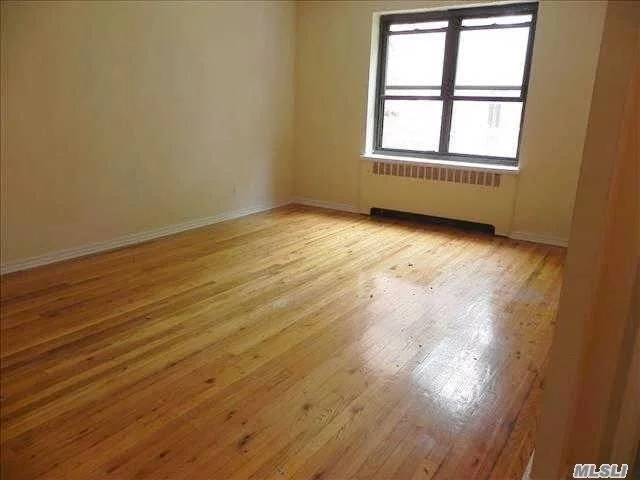 Large Apartment With Beautiful Hardwood Floors And High Ceilings. Includes Entry Foyer/Dining Room Area, Efficiency Kitchen, Spacious Living And Bedroom, Tons Of Closets. Well-Maintained Building. Pets Of All Types/Sizes Welcome! Close To All--Railroad, Parks, Town, Shopping, And Much More! Gn South Schools. Laundry Room In Building. Street Parking.