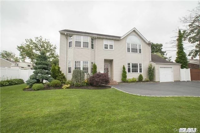 A Beautiful, Mint Condition Large Colonial On An Oversized Property In Prestigious Biltmore Shores!This Stunning Home Features A Grand Open Entry, Formal Lr W/Firplc, Lrge Formal Dr, Eik, Den W/Built Ins, Huge Master W/New Fbth-W/I Closet-Tray Ceiling, 3 Add Over-Size Bedrms, Lrge Laundry/Mud Rm, Pvc Fence Yrd W/ Pavers, Cac, Igs, High Elevation, Seconds To Biltmore Beach Club!!