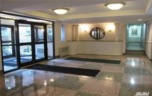 Welcome To This Beautiful Studio Apartment In The Great Neck Plaza. Features Include A Full Bath, Modern Kitchen, Beautiful Hardwood Floors. Near Railroad, Town, Shops, And Many Other Community Services.