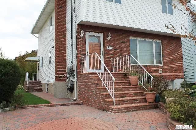 Beautiful 3 Bedroom Apartment. Recently Renovated Kitchen, New Appliances, Gleaming Hardwood Floors Throughout. Bright, And Sunny Apartment Very Near To Beach, Bus Stop, Manorhaven Park, Restaurants Schools And Shops.