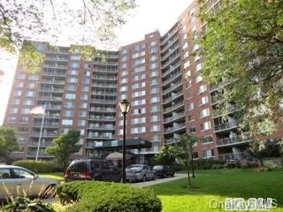 Sunny, Corner 2Brs Apt In Luxury Lakeside Towers.Completely Renovated, Including Kit W/Stainless Steel Appliances & Granite Counter-Tops, Bath W/Jacuzzi &King-Sized Master Br. Located On The Next-To-Top Floor Of The Tallest Building In The Area W/A Breathtaking View, Convenient To All.