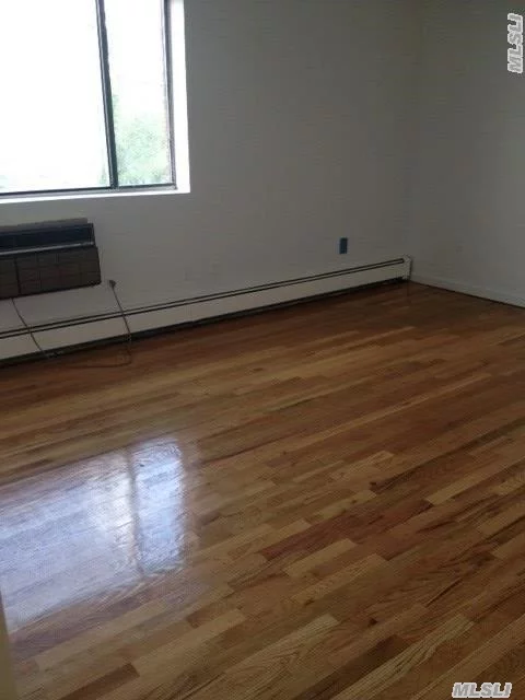 Good Size & Good Condition 2Brs Condo With A Large Window/Large Balcony, Good Location, Easy To Flushing And Manhattan.