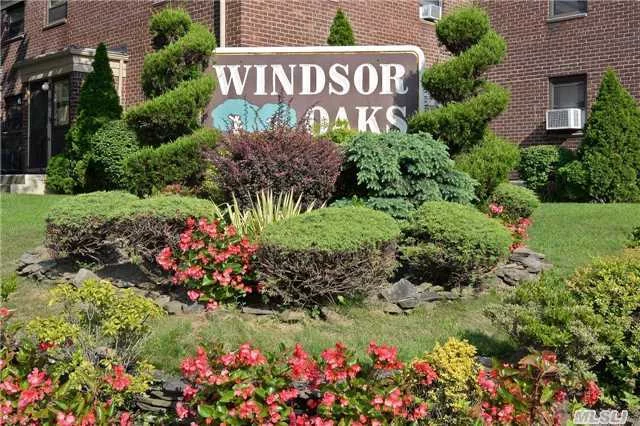 Sun Drenched 2 Bedroom Coop Unit In Beautiful Gardens Development Windsor Oaks, Located On 1st Floor . Featuring Fully Renovated Kitchen With Washer&Dryer, Private Entrance, Pet Friendly, 24 Hour Security, Subletting Permitted,  Free Parking, Mint Condition. Won&rsquo;t Last!
