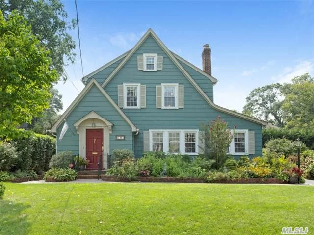 Beautifully Renovated And Meticulously Maintained Colonial Featuring 4 Bedrooms And 3 .5 Baths. Set In The Desirable Village Of Munsey Park, This Wonderful Home Is Convenient To Town, Schools And The Manhasset Train Station.