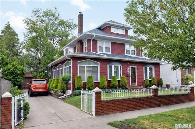 Sparkling Huge Colonial House On An Oversized 60X100 Lot. New Roof, New Gutters, New Windows, Updated Kitchen With Granite Floors & Counter Tops, New Appliances, Updated Electrical And New Boiler. Formal Dining Rm, Living Rm W/Fireplace. Family Den . Front Enclosed Porch, Closed To Shopping & Lirr. Best School Dist#26. ..... Motivated Seller.