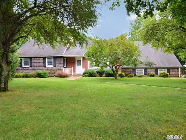 Great Opportunity!! Sought After Southdown Cul-De-Sac.Flat Property Fabulous Private Property. Wonderful Farm Ranch Waiting For Your Personal Touch. Large Rooms, Hardwood Floors. Beautiful Backyard, Private And Sunny All Afternoon. Sd#3 Huntington. Close To Beaches And Transportation.
