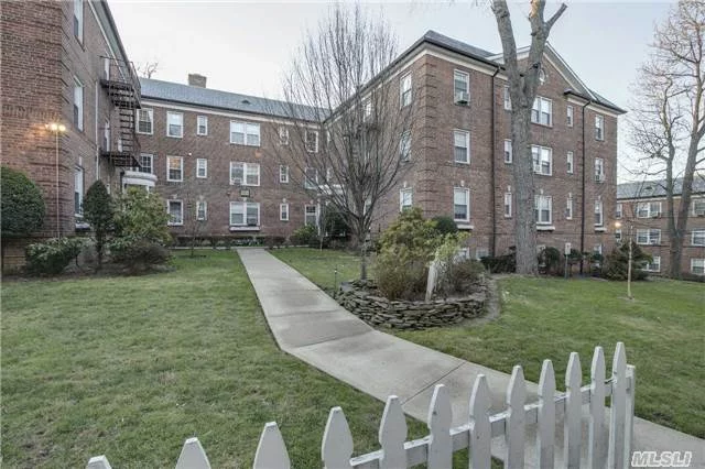 Fully Renovated 1 Bedroom/1 Bath Apartment In The Heart Of Great Neck. Apartment Features Hardwood Floors Throughout, Corian Counters, Multiple Closets Including A Walk-In. Laundry And Storage ($10/Month) On-Site. Ideally Located Near Lirr/Town/Shopping.