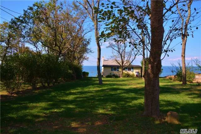 Serene Views Of Coast Line And Beach. Cottage Style Living At Its Best. Dreamy Screened In Porch With Loads Of Room For Family Gatherings. Swimming, Boating, Kayaking And Fishing. Beach Combers Paradise.Amazing Sunsets!