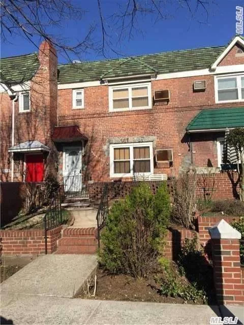 Beautiful Home Nestled In This Quiet Neighborhood. 3 Bedrooms, 2 Full Baths, Private Driveway, Hardwood Fls. Only 12 Mins To 7 Train/Lirr Station. Between L.I.E. And B.Q.E. 15 Mins Drive To City.