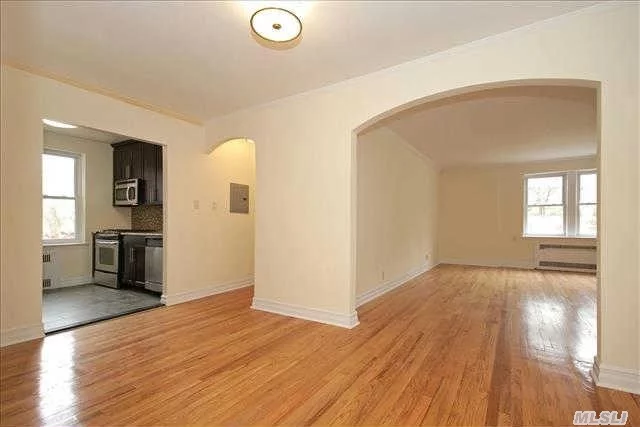 Magnificently Redone 1 Bedroom With Gleaming Hardwood Floors, Great Closet Space, Unique Architectural Details. New Kitchen And Bath With Stainless, Granite, Marble, Etc. Top Of The Line! The Newest Gn Has To Offer In Top Location Near Lirr/North Shore & Lij Hospitals, Northern Blvd, Shopping And Restaurants. Gn South Schools!