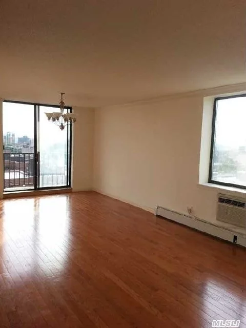 Located In A Great Location Wity Easy Commute To City (2 Blocks Away From Lirr Murray Hill Station). Corner Penthoue With A Amazing View To Manhattan & Bridge. -Totally Renovated W/New Kitchen & New Bath. Wood Floor. - Spacious Common Room/ Spacious Bedrooms With Spacious Closets -Sunny Apt! A Lots Of Natural Light