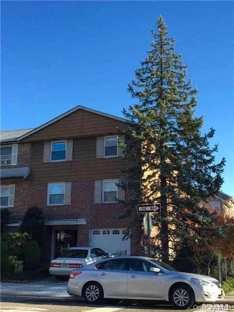 Beautiful Split Large 3 Bedroom And 2 Full Bath, Newly Renovated Hardwood Floor, Included Washer And Parking Spot. Sd 26. Q27 Bus To Flushing. Apartment Is Excellent Condition And Location, Must See...