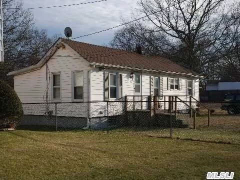 Ranch On Great Property. Many Possibilities. Priced To Sell. Perfect For 1st Time Home Buyers Or As An Investment Property.