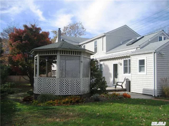 Bright And Open 2 Bedroom Winter Rental In The Heart Of Greenport Village. Quiet Neighborhood With Easy Access To All Amenities That Village Living Has To Offer; Transportation, Shops, Restaurants, And Vineyards.