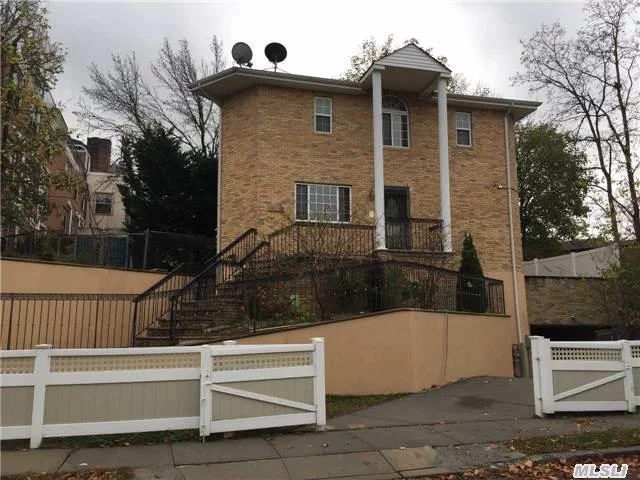 Beautiful Three Story House Located In The Heart Of Whitestone. Built In 2004, Living Room/Dining Room, Family Room, 3 Bedrooms, 2 Full Bath, Kitchen W/Quartzite & Marble Counters. Stainless Appliances. Door To Patio & 1.5 Garage. Convenience Location & Shopping Shopping.