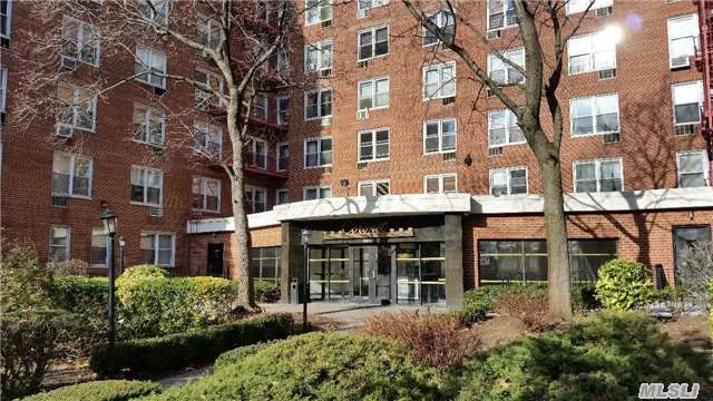 Large L-Shape Alcove Studio With Ample Closet Space. Bright & Sunny Unit. Pet Friendly Building Very Convenience To Public Transportation (7 Local-Express Train, Lirr And Q60, Q18 Buses).