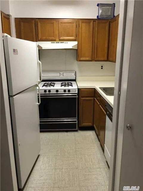 Lovely One Bedroom Condo With Private Patio; Washer/Dryer In Unit; You Can Join The Bay Club Fitness Center; Also Available Through Bay Club (Fees Involved) Pool, Tennis Shopping Arcade; Deli; Restaurant On Premises Plus More; Near Bay Terrace Shopping Center And Transportation Plus Major Roadways. A Must See Unit.