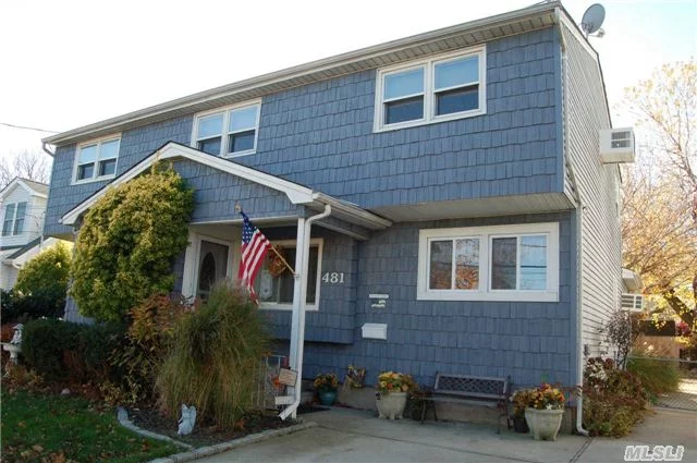 Diamond Mother Daugter Huge Open Floor Plain Two Br In Each Apt Plus Finished Bsmt .Home Offers A Huge 2.5 Car Gar In Rear Of Home .Close To Sunrise Hwy, Lirr, Shopping , Restaurants And Much More.