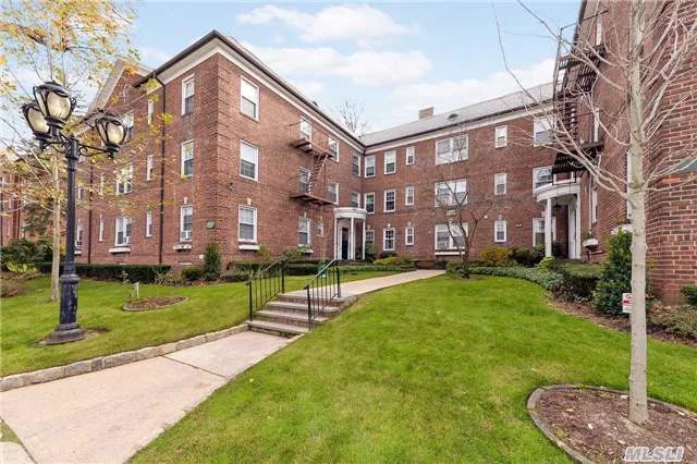 Sun Drenched Oversize One Bedroom Apartment With High Ceilings, Beautiful Archways, Crown Molding, Great Storage Space , Many Windows, S/S Appliances, Wood Floors. One Block To Lirr, Buses, Shops, Park