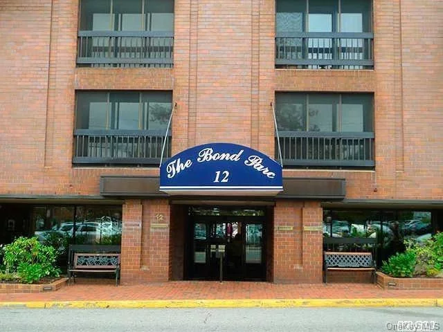 Luxury Condo With 24 Hourdoorman. Spacious & Sunny 2 Bedroom, 2.5 Baths In The Heart Of Town Within Minutes From Town, Lirr . Gym, Party Room. Great Neck North Or South Middle & High Schools