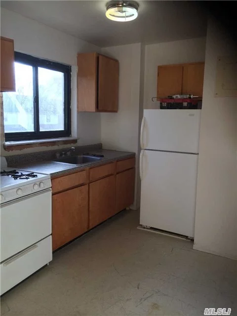 Beautiful Bright Large One Bedroom Renovated Apt With 24/7 Super And Laundry Facilities, Excellent Location, Convenient To All/Bank/Transportation/Stores/House Of Worship And More.