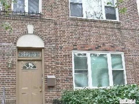 Start The New Year In This Great Diamond 3 Bedroom Apt. Wood Floors And Raised Panel Doors Throughout. Updated Kitchen And Bath. Conveniently Located 3 Blocks From N Train (20 Mins Into Mid-Town Manhattan), Near Ditmars Shopping, Restaurants And Night Life.