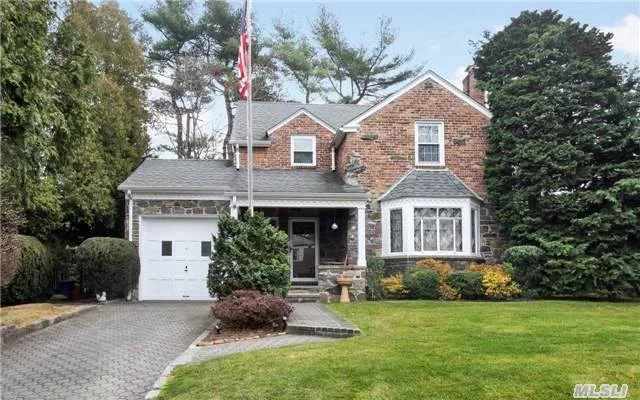 Shorehaven - Large Living Room, Formal Dr, Den. Renovated Kitchen & Bath. 3 Bedroom 1.5 Bathrooms. New Windows, New Roof. Wood Floors Throughout. Manhasset Schools. 5 Blocks From Lirr Train Station & Town. Close To All.