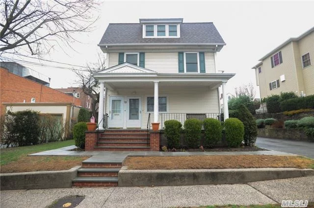 Stunning Duplex W/16&rsquo; Ceilings, 4 Skylights, Laundry Room, Full Kitchen, Cac, Two King Br&rsquo;s, Storage In Basement, Three Blocks From Lirr, Heart Of Port Washington Village. No Pets