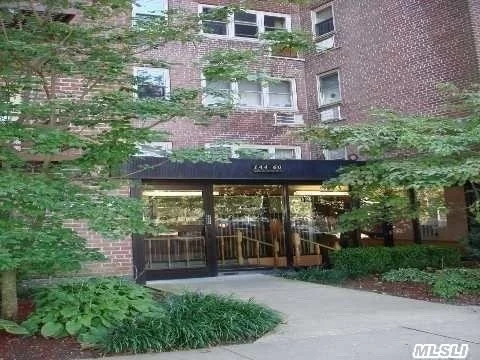 Sun Filled And Spacious Jr/4. Corner Unit, Walk To Shopping And Transportation !