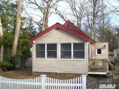 Reeves Park! Year Round Cottage. Recent Total Renovation. 1 Bedroom, Bath, Kitchen, Living Room, Loft And Outside Shower. Deeded Beach. A Real Charmer.