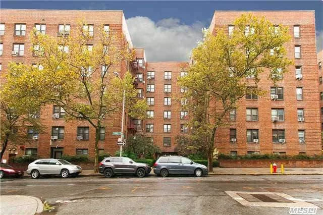 Prime Location. ? Block To R & 7 Trains. Near Shops. Building With Doorman & Elevator.1200Sqft, Large Living Room, Kitchen, Clean & Spacious 3 Bedrooms, 2 Full Bathrooms, A Lot Of Closet, Has 3 A/C.