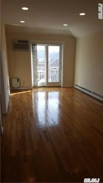 This Lovely Apartment Is Located In The Nicest And Convenient Area Of Bayside. 3 Bedrooms 2 Full Baths Combo Living Room/Dining Area Eik And Front Balcony . 3 Blocks From The Lirr At Bayside Station. 25 Minutes Express Trains To Penn Station In Manhattan! Near Bell Blvd Shopping And Restaurants, Clearview Expressway And Cross Island.