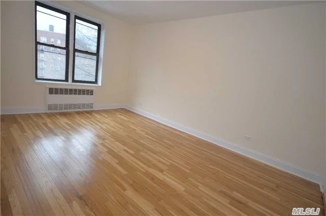Prestigious Briarwood Gem, One Bedroom With Raised Dining Area, Updated Bath And Kitchen, Doorman Building. Pet Friendly. Close To Express Subway.