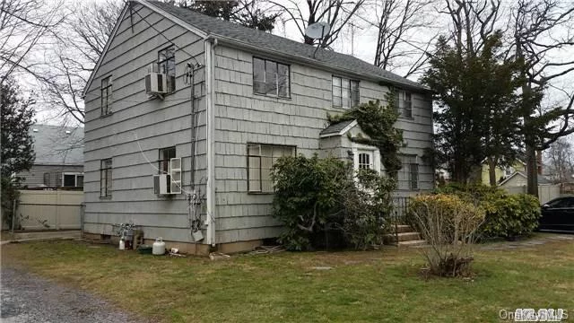 Freshly Painted And New Floors In This Duplex Apartment With Own Backyard And Driveway.