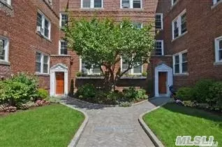 Gaynor Gardens Co-Op Located In Heart Of Manhasset. Close To Lirr, Shops And Highways. 1 Br, 1 Bth, New Appliances, Gas Heat. Maintenance $575. Laundry And Storage In Bldg.