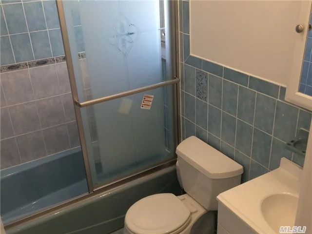 3.5 Blocks From R/M Trains, 6 Blocks From N/Q Trains. Prime Location, On Steinway By 30th Ave. Very Clean. Close To All Major Shops, Bars, Restaurants, Offices, Etc. -3 Bedrooms -Living Space, Sep Dining Room-Kitchen With Standard Appliances, Many Cabinets, Big Pantry. -Hardwood Floors, Clean. -Bathroom With Bathtub Combo.