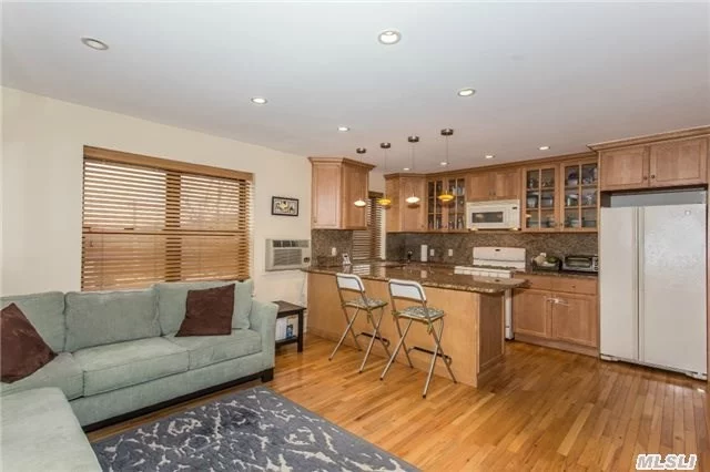 * Rare Find * First Floor All Updated 2 Bedrooms In Prime Location Of Terrace Cir.* This Unit Features An Open Floor Plan**All Hardwood Floors**Magnificent Updated Kitchen With Granite Counter Top**Updated Bath With Jacuzzi Tub**Recessed Lighting Throughout** Private Storage & Parking Included**Pool & Club House**Gn South Schools** Great Proximity To Lirr** A Must See**