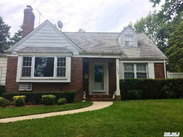 4 Bed Rm, 1 Ba Rm, Eat In Kitchen, Living Rm, Dinning Rm, Full Basement. House On A Dead End Block, Walking Distance To Shopping Centers & Public Transportation. 5 Mins Off The Southern State Pkwy & 5 Mins To Sunrise Hwy & The Long Island Railroad. 1st 2 Months Rent & Last Months Rent, 1 Months Security $2, 500. Garage Not Incl. No Pets!! $12, 800 To Move In.