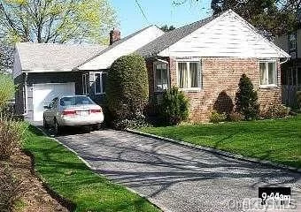 Wonderful Ranch Home On A Very Quiet Block. Hardwood Floors, Sunny Southern Exposure. Front Porch. Eat-In Kitchen. Nice Backyard. Enjoy Parkwood Pool And Sports Complex. Lakeville Elementary/Great Neck South Middle/High.