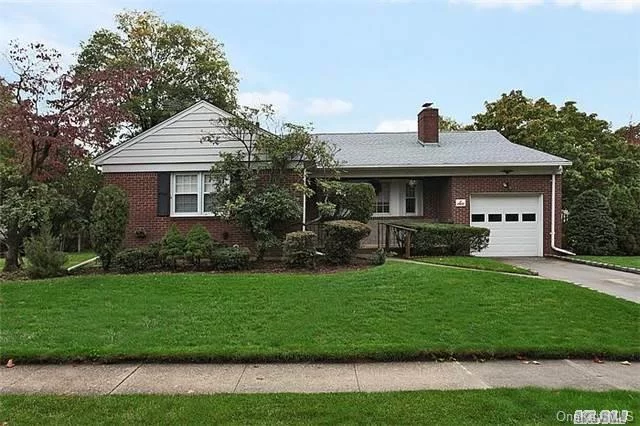 Custom Built Fieldstone & Brick Ranch Only 2nd Owner Located On Quiet Dead-End Street. New Windows, Single Layer Roof & Gas Hw Heater. Updated Mbr Full Bath With California Closets. Updated Eik W/Ss Appliances Gas Stove Plus Gas Dryer In Bsmt. Florida/Sun Room, Gleaming Hardwood Floors & High Hats Thruout. Near Ss Parkway Lirr & Shopping. Seller Filed Tax Grievance.