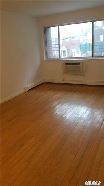 Very Sunny Living Room, 2 Big Bedrooms, One Block To Northern Blvd, Lirr (Broadway Station)