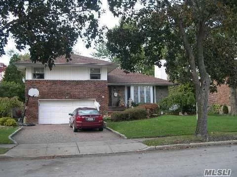 Beautiful Split 3 Bedrooms, 2.5 Baths, Eik , Den, 2 Skylights, Fireplace, Cac, In Ground Pool. Must See!