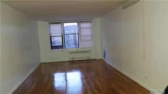 Large 1 Bedroom, Living Rm, Kitchen, 1 Block To Subway M& R Train. Convenience To All. Prime Area In Elmhurst!