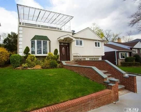 Re-Built 2003. Expanded Ranch.. Spacious Bright With Many Architectural Details, Formal Lr With Fireplace, Dr/ Kitchen With Ss Appliances, Master Bedroom Suite With Master Jacuzzi Bath And Walk-In Closet, Manhattan View. Ms67, 26 Sd. Near Lirr And Buses To Manhattan.